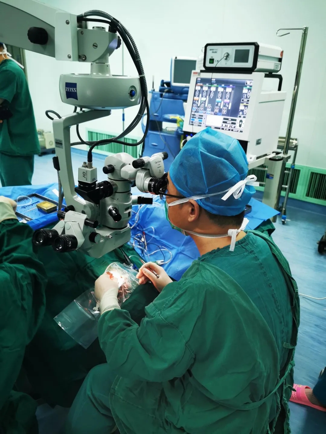 聊城市光明眼科医院完成鲁西地区首例折叠人工玻璃体球囊植入手术